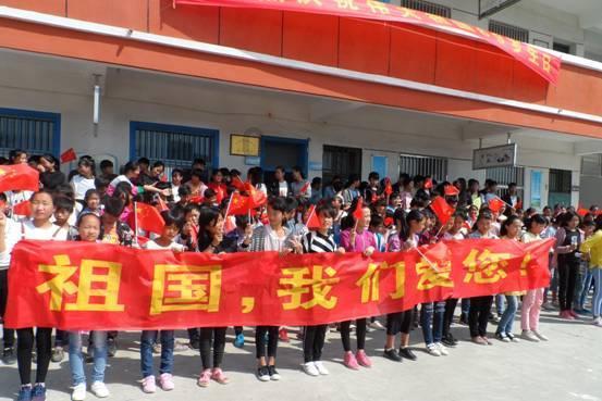 他被敌人关押,被害前一天,用两颗钉子逃脱